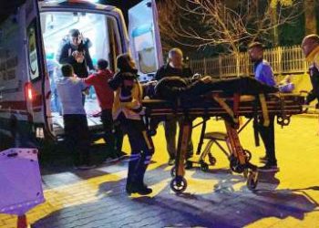 Önüne çıkan taksiye çarpmamak için motosikletini deviren motokurye yaralandı