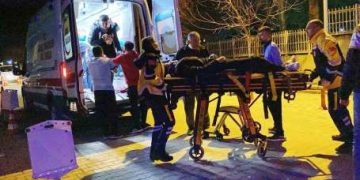 Önüne çıkan taksiye çarpmamak için motosikletini deviren motokurye yaralandı