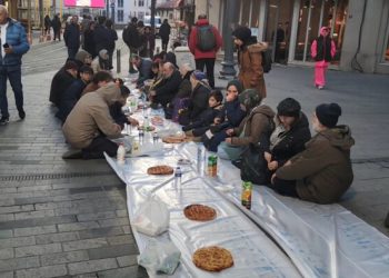 Ramazan’ın ilk yeryüzü sofrası Beyoğlu Tünel'de kuruldu Ramazan’ın ilk yeryüzü sofrası Beyoğlu Tünel’de kuruldu