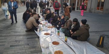 Ramazan’ın ilk yeryüzü sofrası Beyoğlu Tünel’de kuruldu