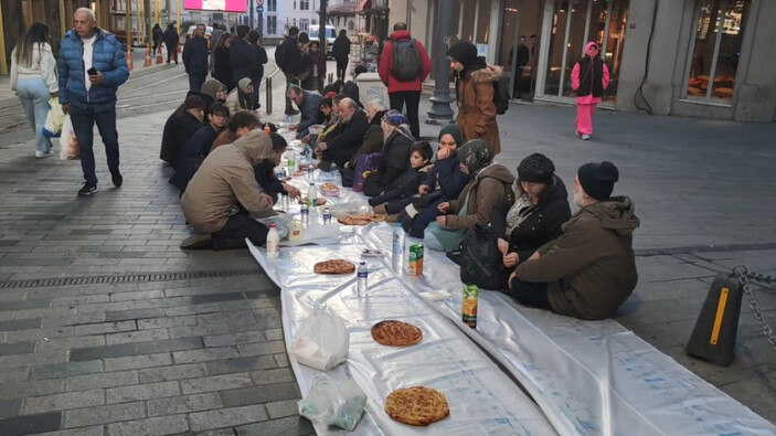 Ramazanin ilk yeryuzu sofrasi Beyoglu Tunelde kuruldu Habermeydan