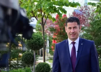 Sinan Oğan 100 bin imzaya ulaşarak 4. Cumhurbaşkanı adayı oldu