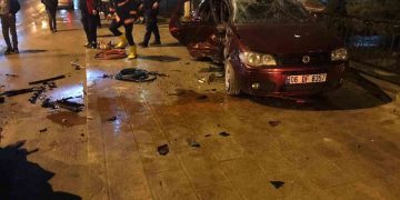 Sinop Boyabat’ta otomobil orta refüje çarptı