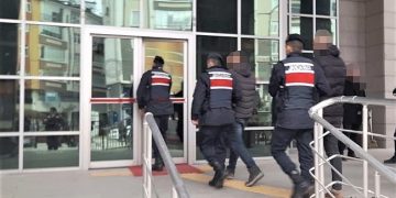Sinop Boyabat’ta köy evinde hırsızlık yapan 2 şüpheli tutuklandı