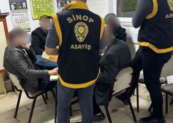 Sinop Gerze'de kumar oynayan 5 kişiye suçüstü Sinop Gerze’de kumar oynayan 5 kişiye suçüstü
