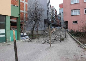 İlçe merkezindeki yolu “Tapusu bende” dedi kapattı