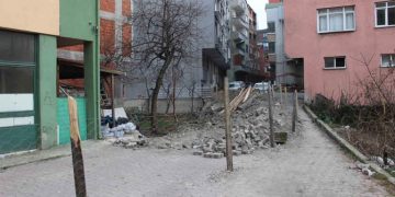 İlçe merkezindeki yolu “Tapusu bende” dedi kapattı