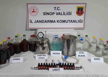 Sinop'ta ev yapımı 62,5 litre alkol ele geçirildi Sinop’ta ev yapımı 62,5 litre alkol ele geçirildi