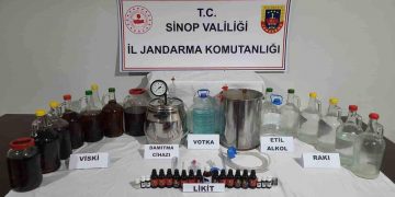 Sinop’ta ev yapımı 62,5 litre alkol ele geçirildi