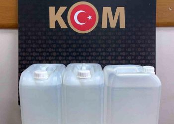 Sinop’ta motosikletin sepetinden 15 litre kaçak alkol çıktı