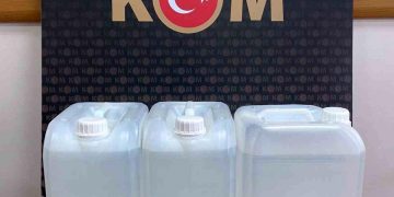Sinop’ta motosikletin sepetinden 15 litre kaçak alkol çıktı