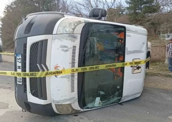Sinop’ta öğrenci servisi ile otomobil çarpıştı