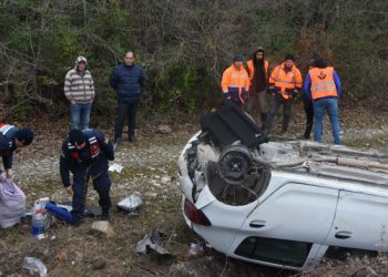 Sinop’ta otomobil takla attı: 2 yaralı