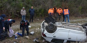 Sinop’ta otomobil takla attı: 2 yaralı