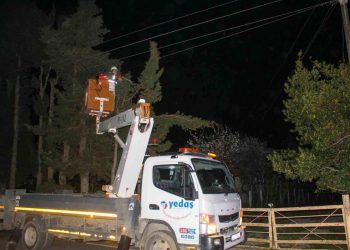 Sinop’ta şiddetli fırtına elektrik telini kopardı