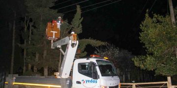 Sinop’ta şiddetli fırtına elektrik telini kopardı