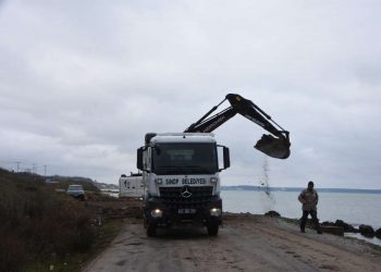 Sinop merkezde menfezin tıkanması sonucu taşan su yolu kaydırdı