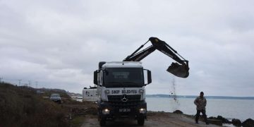 Sinop merkezde menfezin tıkanması sonucu taşan su yolu kaydırdı