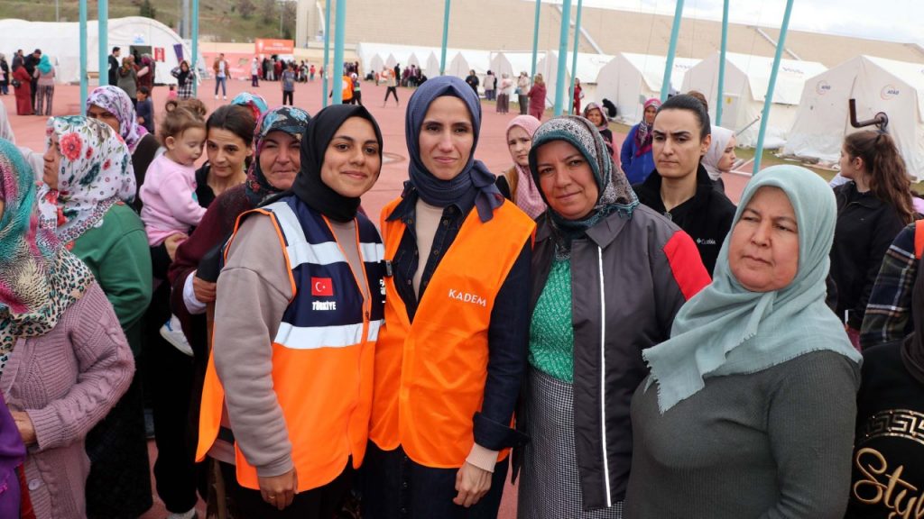 Sümeyye Erdoğan depremzedeleri ziyaret etti Sumeyye Erdogan depremzedeleri ziyaret etti habermeydan