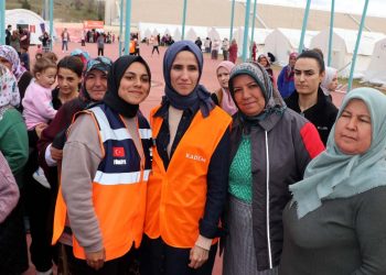 Sümeyye Erdoğan depremzedeleri ziyaret etti