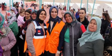 Sümeyye Erdoğan depremzedeleri ziyaret etti