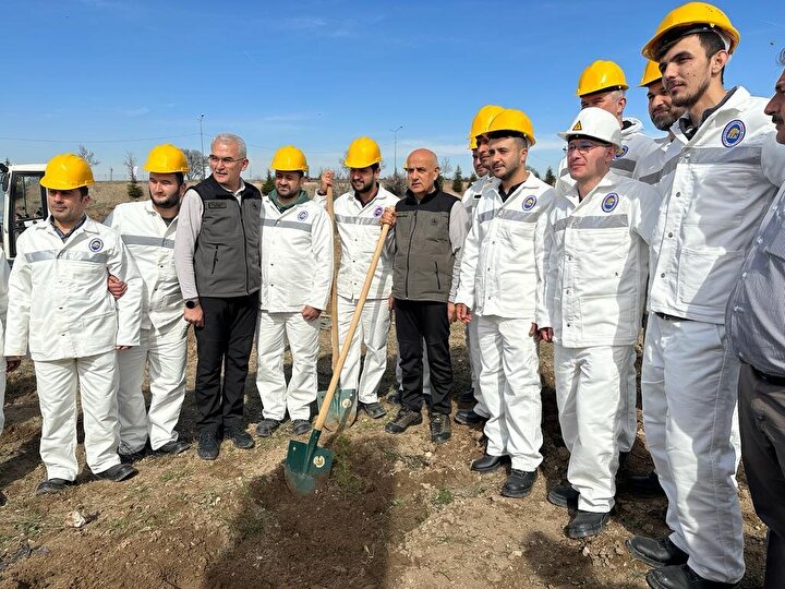 Tarim ve Orman Bakani depremde olen vatandaslarin anisina fidan dikti habermeydan