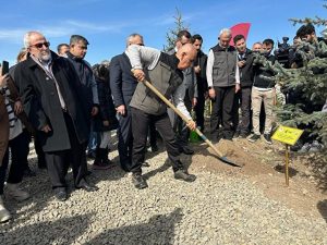 Tarim ve Orman Bakani depremde olen vatandaslarin anisina fidan dikti2 habermeydan