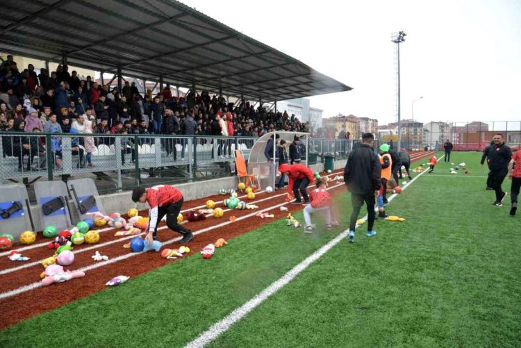 Turkeli depremzede cocuklari unutmadi Habermeydan