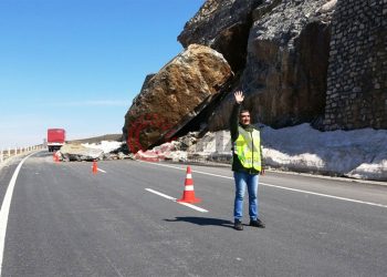 Bitlis’te dağdan kopan dev kayalar karayoluna düştü