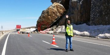 Bitlis’te dağdan kopan dev kayalar karayoluna düştü