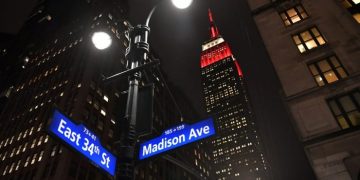 Empire State binası depremzedeler için kırmızı beyaz aydınlatıldı