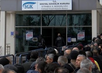 Esenyurt SGK binası önünde EYT izdihamı!