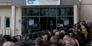 Esenyurt SGK binası önünde EYT izdihamı!