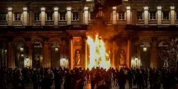 Fransa’da emeklilik reformu karşıtları belediye binasını ateşe verdi