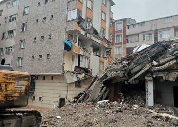 İstanbul’da yıkımı gerçekleştirilen bina yan binanın üzerine çöktü