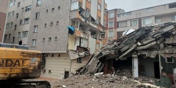 İstanbul’da yıkımı gerçekleştirilen bina yan binanın üzerine çöktü