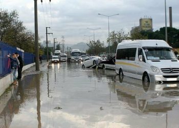 İzmir’de yağmur hayatı durdurdu! Araçlar çukurlara düştü