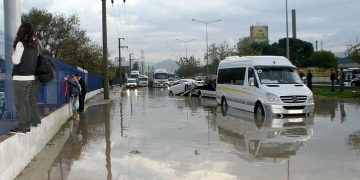 İzmir’de yağmur hayatı durdurdu! Araçlar çukurlara düştü