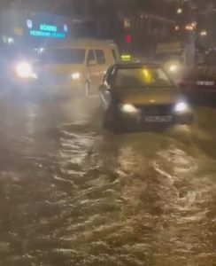 izmirde yagmur araclar yolda kaldi 3 habermeydan