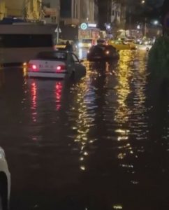 izmirde yagmur araclar yolda kaldi 5 habermeydan