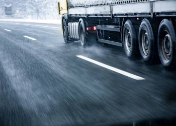 Tunceli- Erzincan karayolu olumsuz hava kosulları nedeniyle TIR geçişlerine kapatıldı