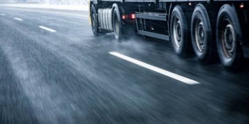 Tunceli- Erzincan karayolu olumsuz hava kosulları nedeniyle TIR geçişlerine kapatıldı