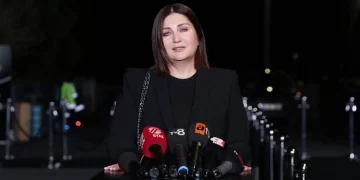 Sibel Can, Azerbaycan konserini depremzedelere bağışladı