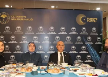 Bakan Vahit Kirişci depremzede vatandaşlarla akşam yemeğinde