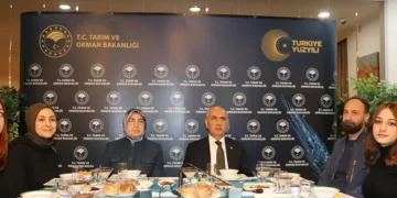 Bakan Vahit Kirişci depremzede vatandaşlarla akşam yemeğinde