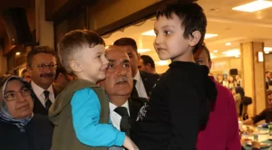 vahit kirisci depremzedelerle2 yemekte habermeydan