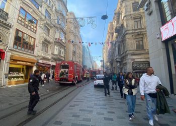 İstiklal Caddesi’nde restoran yangını! Alevler kiliseye sıçradı