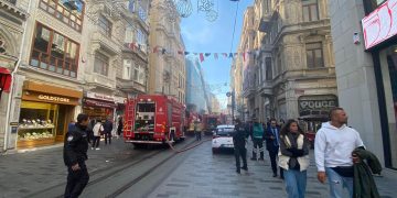 İstiklal Caddesi’nde restoran yangını! Alevler kiliseye sıçradı