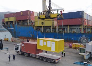 Katar’dan gönderilen 522 yaşam konteyneri İskenderun Limanı’na yanaştı