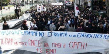 Tren kazası Yunanistan’ı ayağa kaldırdı